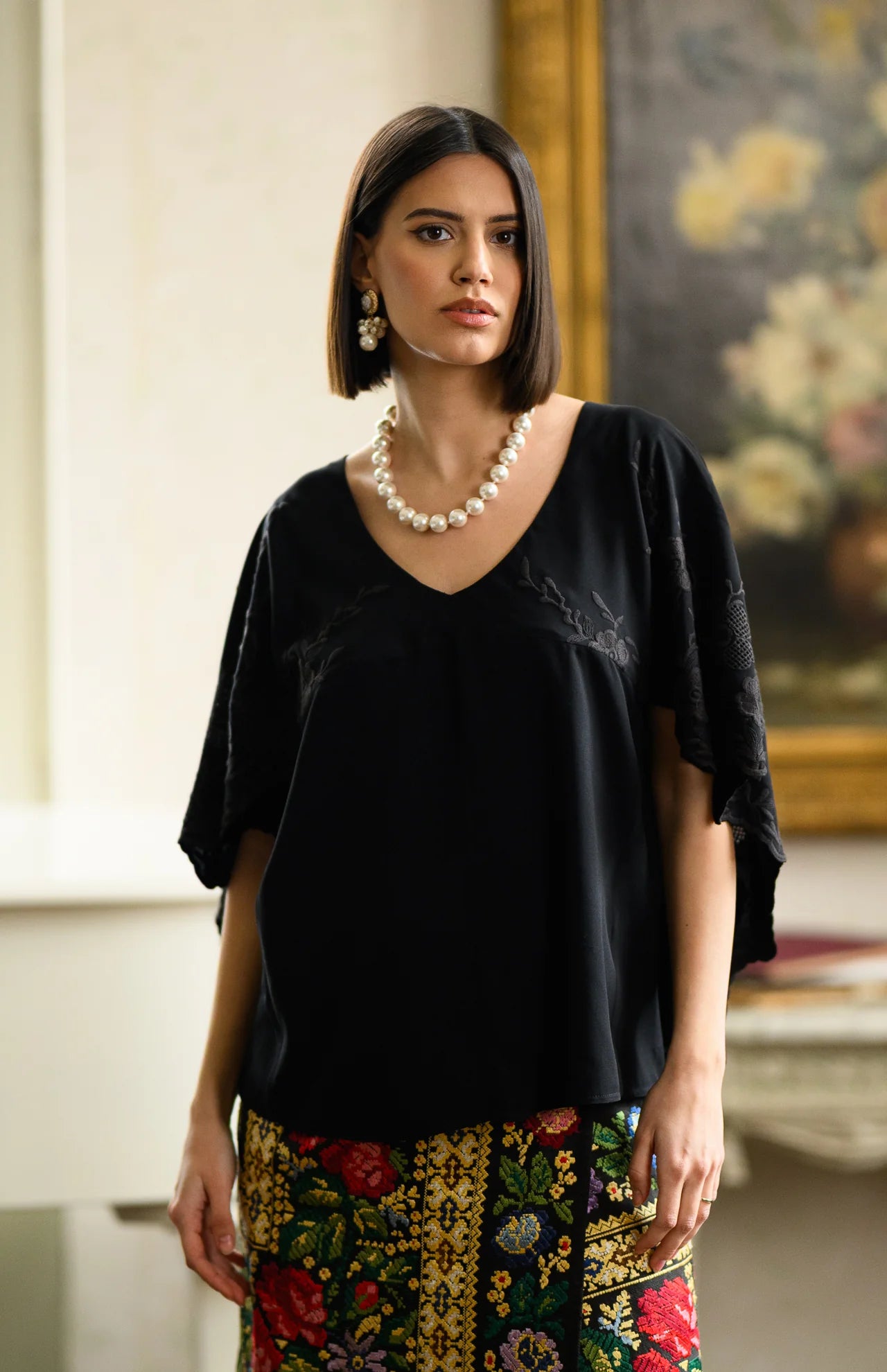 Bluză neagră stil capă cu broderie florală