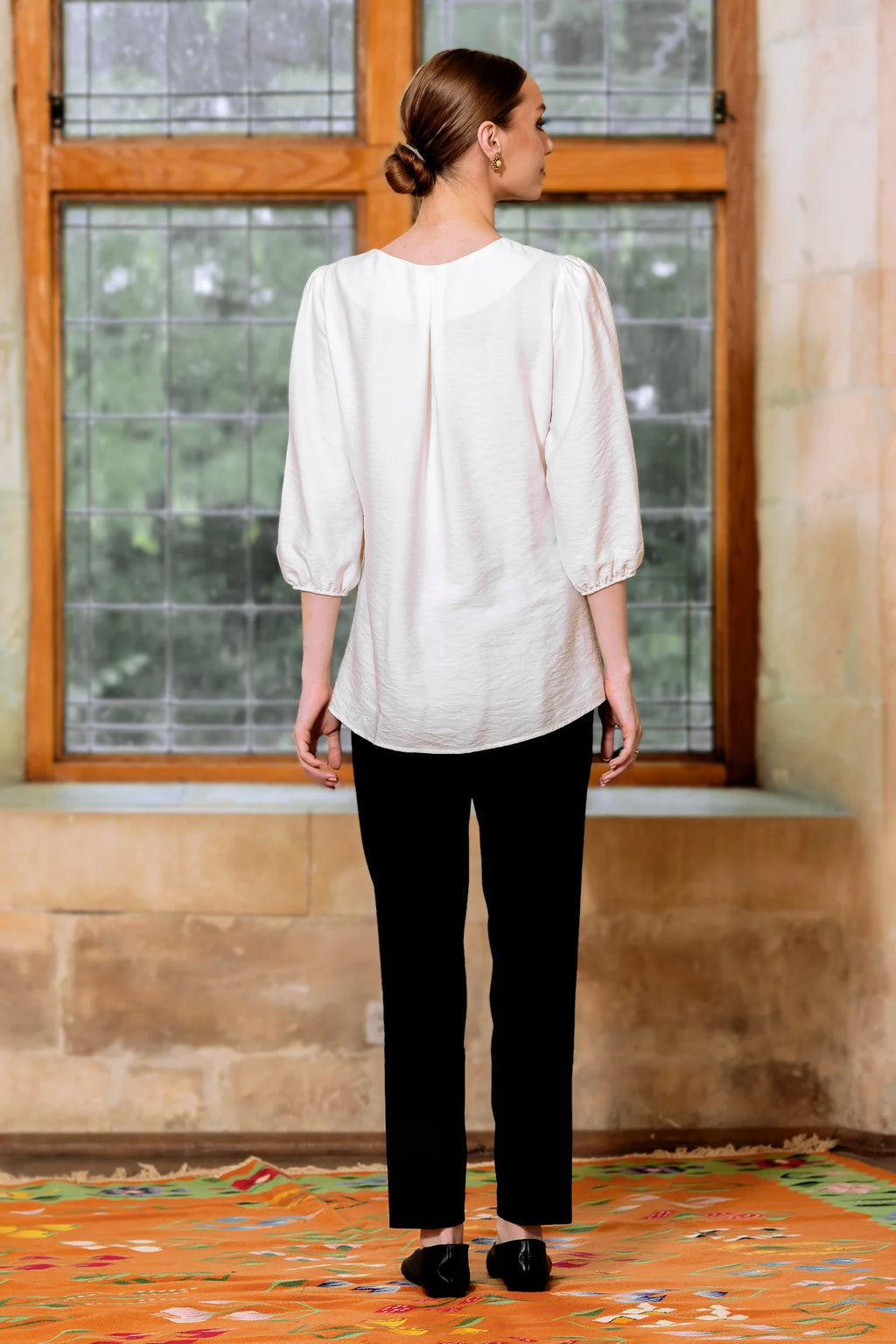 Bluza alba cu pieptar tesut negru