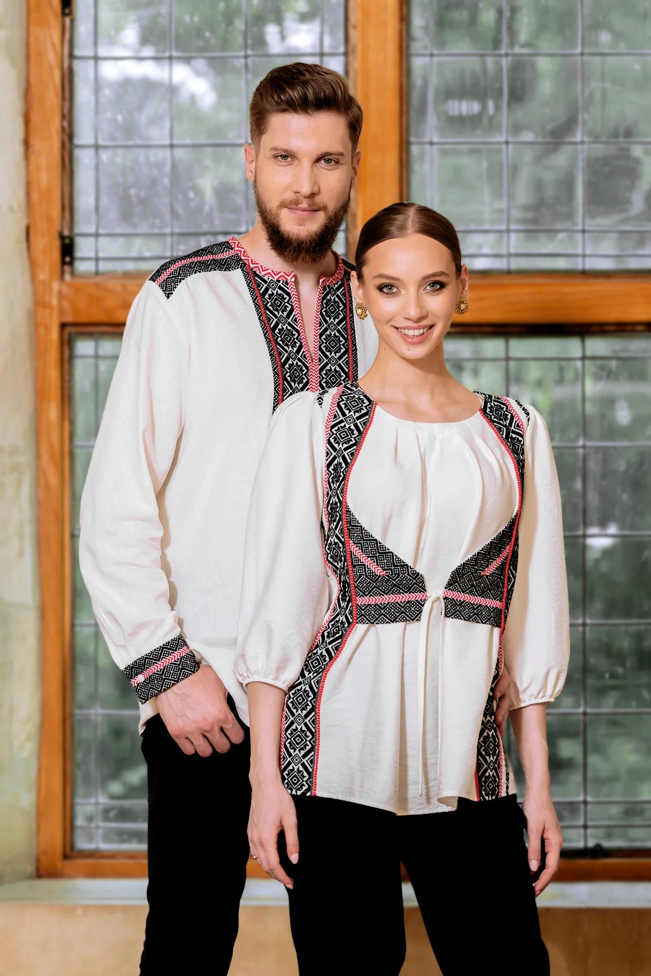 Bluza alba cu pieptar tesut negru